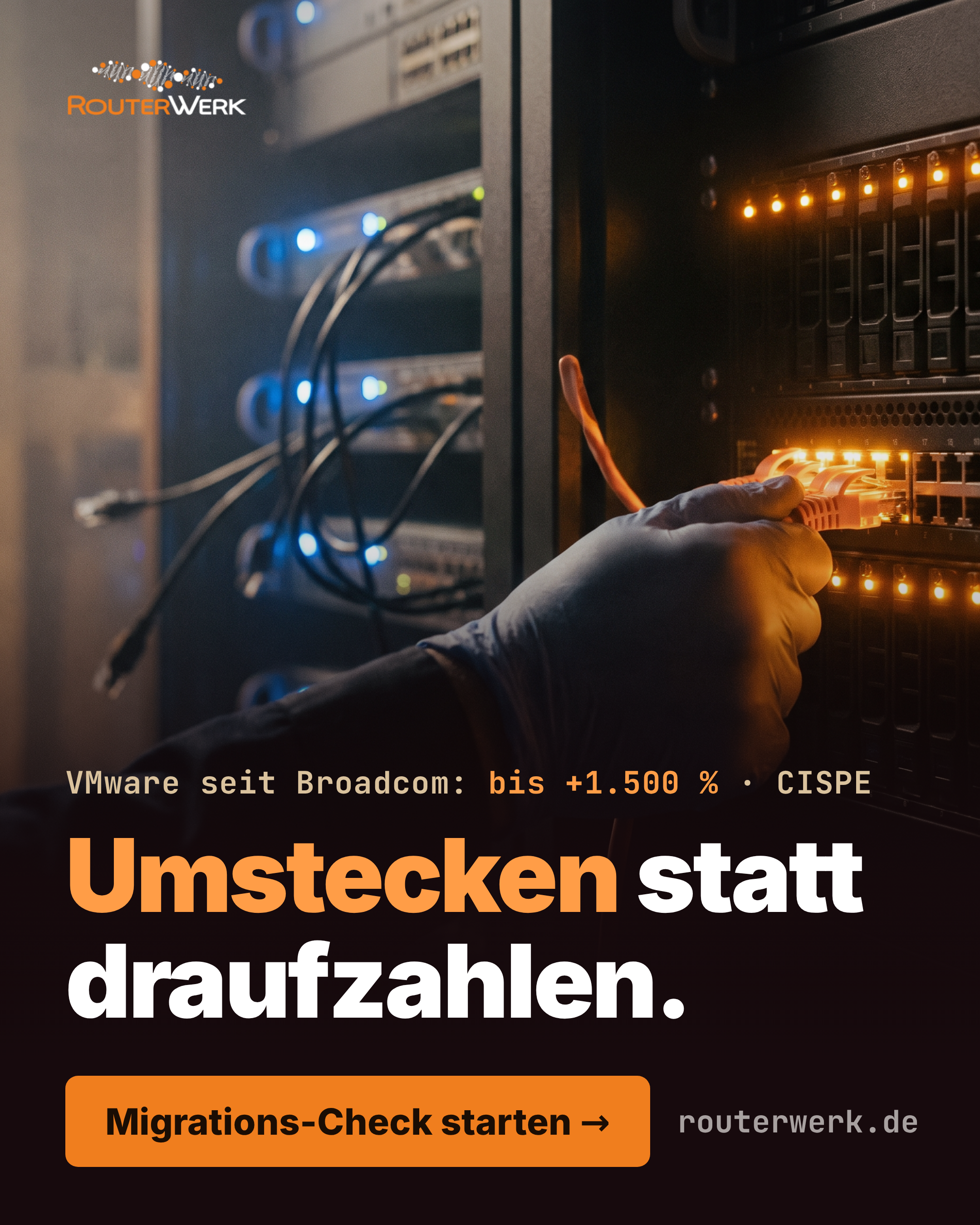 Motiv: Hand steckt das orange Kabel ein